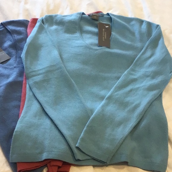 Ann Taylor V-neck cashmere sweater - Picture 2 of 2